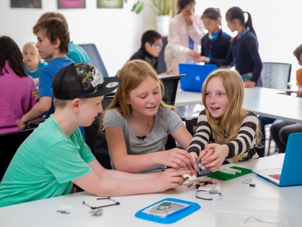 Robotic: konzentrierte Gruppenarbeit im Workshop