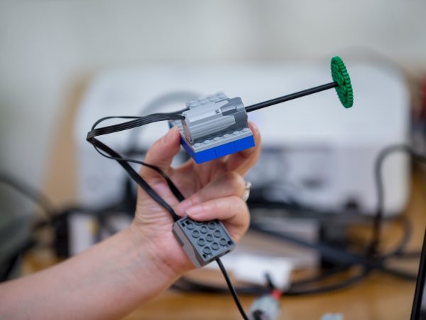 Robotic: Motoren und Sensoren werden verkabelt